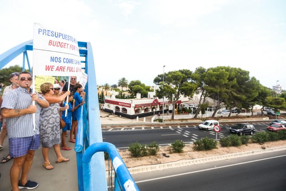 Manifestación en Orihuela Costa por su abandono