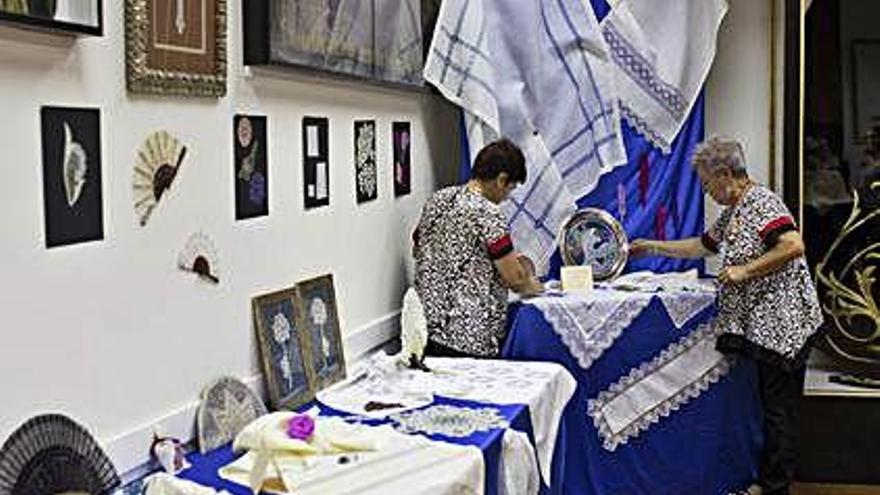 Exposición de encajes en la sede del Santo Entierro