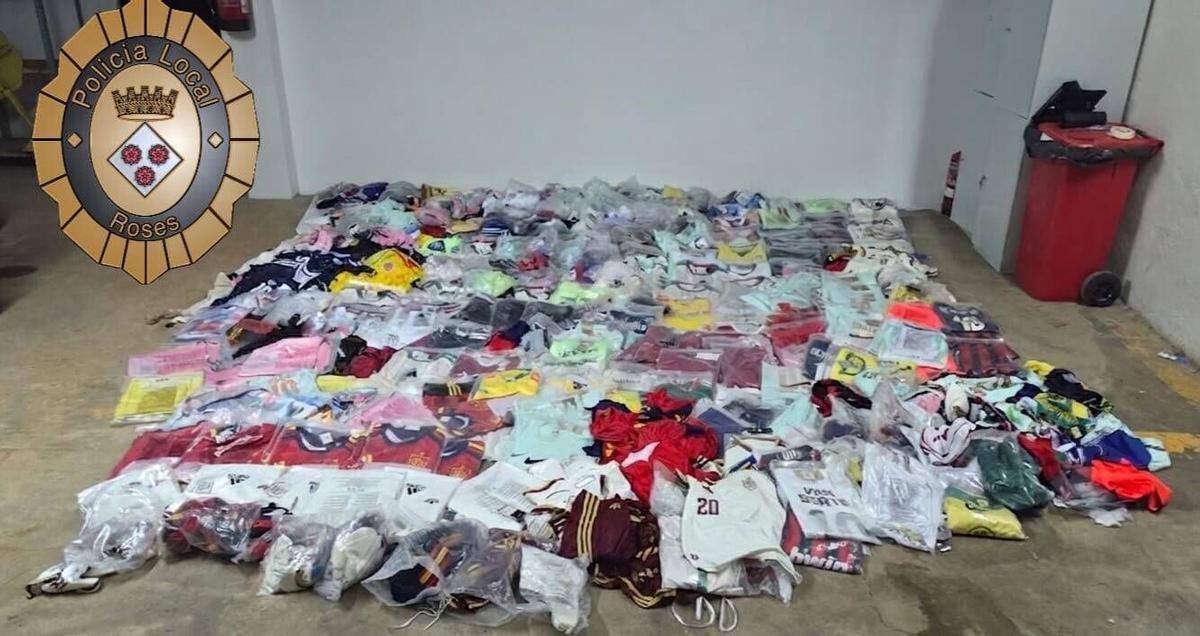 Roses operatiu contra el top manta confiscació d'un total de 1.207 article Policia Local de Roses, Mossos d'Esquadra, Policia Nacional i Guàrdia Civil,