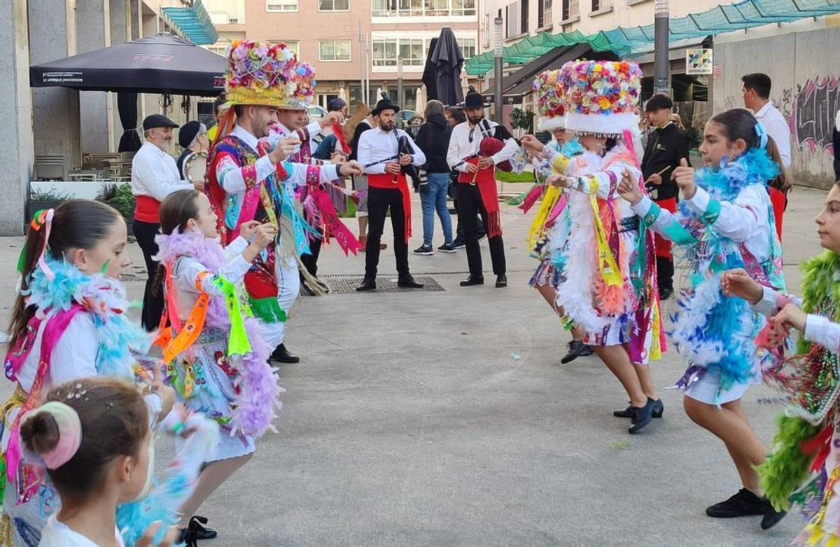 Las Madamas e Galáns de Cobres en plena actuación. |  S. Álvarez