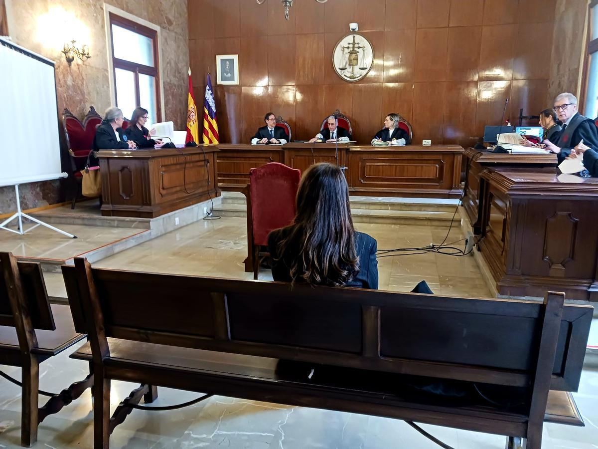 La magistrada de lo mercantil acusada, ayer durante la vista oral en el Tribunal Superior de Justicia de Baleares.