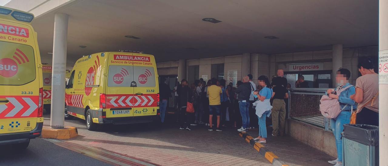 Ambulancias y grupos de personas, este martes, a las puertas del servicio de Urgencias del Hospital Insular.