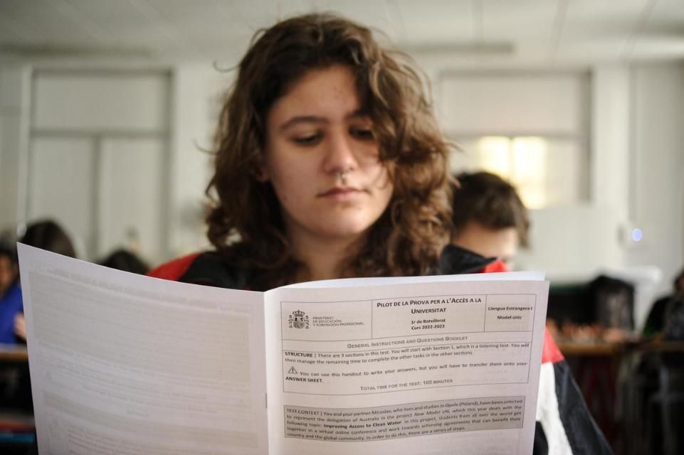 Una alumna de primero de bachillerato de Barcelona, en la prueba piloto de selectividad, el pasado mes de marzo.