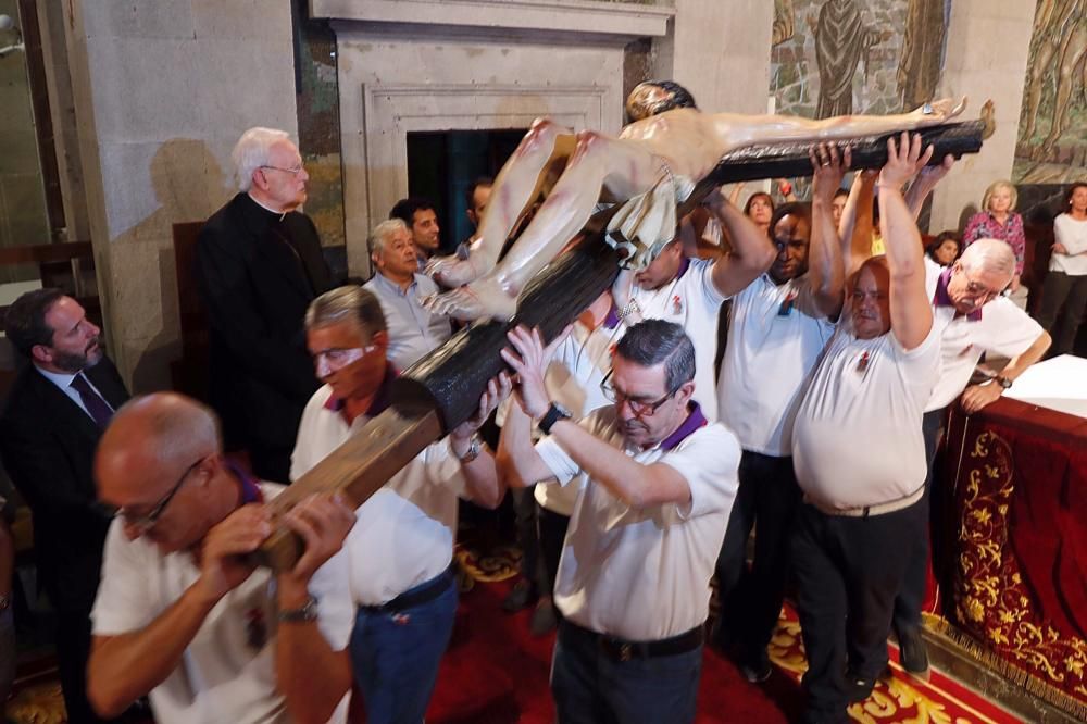 Cientos de vigueses le rindieron tributo al Cristo de la Victoria después de que una veintena de costaleros lo bajasen a hombros.