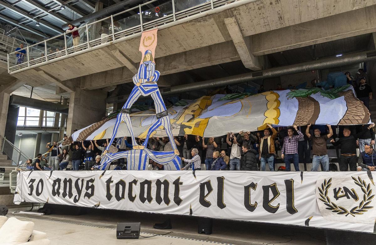 Momento en el que la peña Kali Nord despliega el mosaico creado para conmemorar el 30 aniversario.