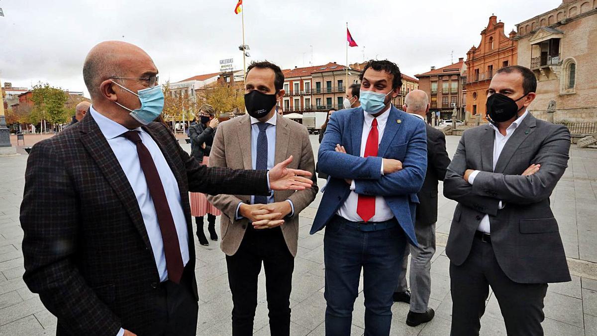 Tomás del Bien (tercero por la izquierda) en el día de la constitución del Corredor Espacio 602 en Medina. | Ical