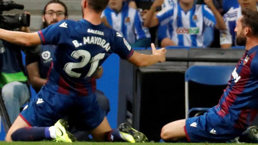 Una imagen de Mayoral y Morales celebrando un gol en Anoeta.