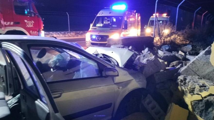 Muere una mujer y dos heridos graves al chocar un coche contra un muro en Tenerife