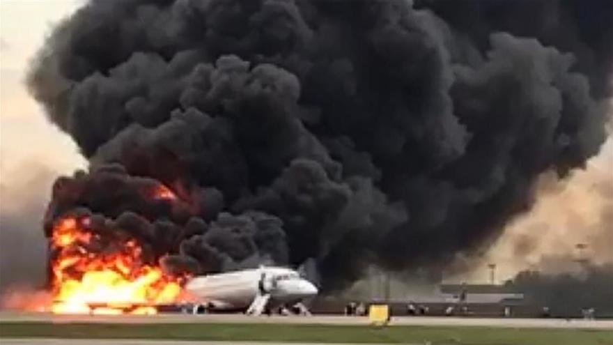 Al menos 41 muertos al aterrizar un avión en llamas en Moscú