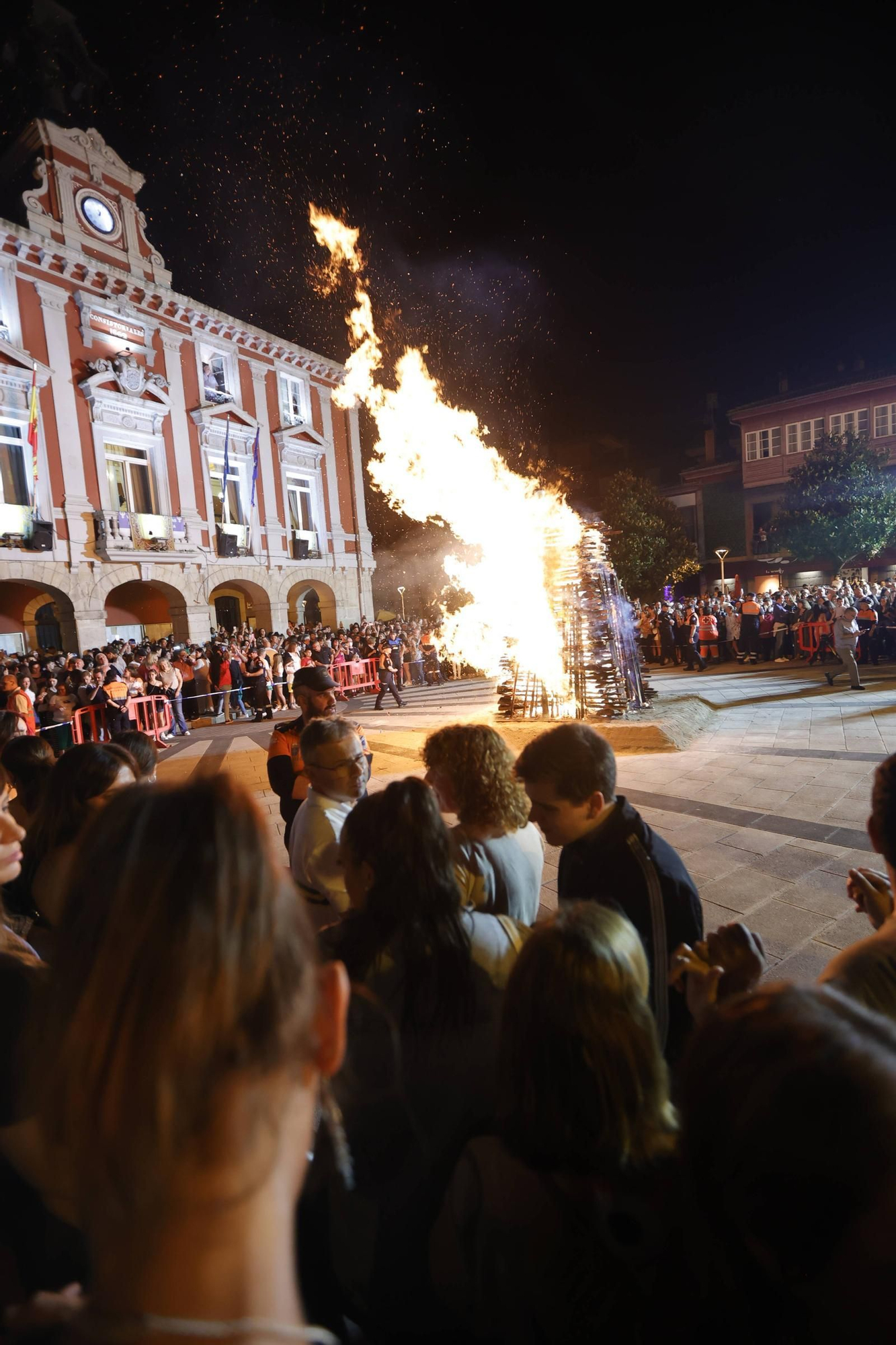 Así fue la hoguera de San Xuan en Mieres: arte, fuego y un dragón gigante