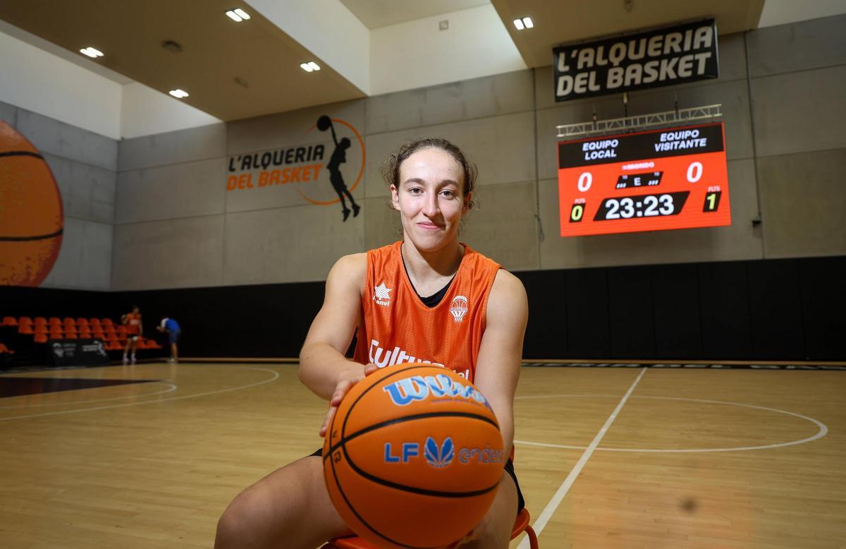 La exterior leonesa Alicia Flórez mantiene su contrato con el Valencia Basket que inicialmente dura hasta junio de 2027 pese a que haya firmado un contrato de desarrollo con la franquicia de la WNBA Washington Mystics.