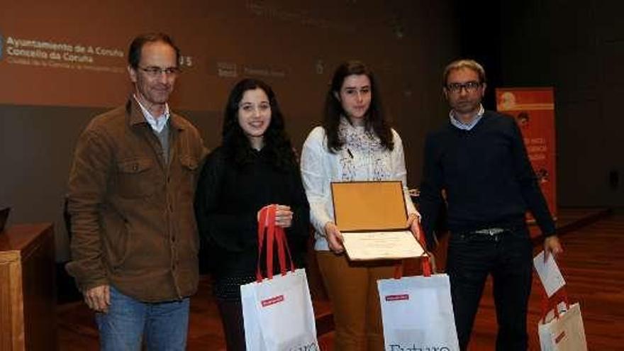 Alba y Uxía recogiendo el premio en A Coruña.  // FdV