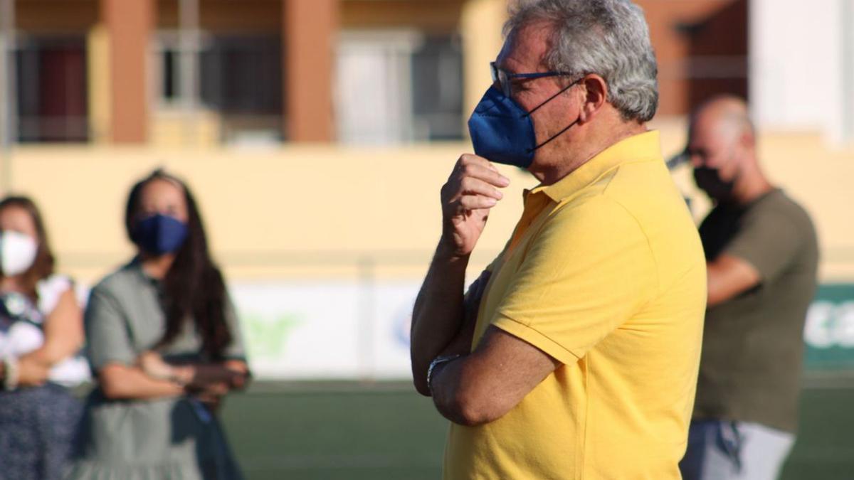 Batista, en una reunión con jugadoras y técnicos.  