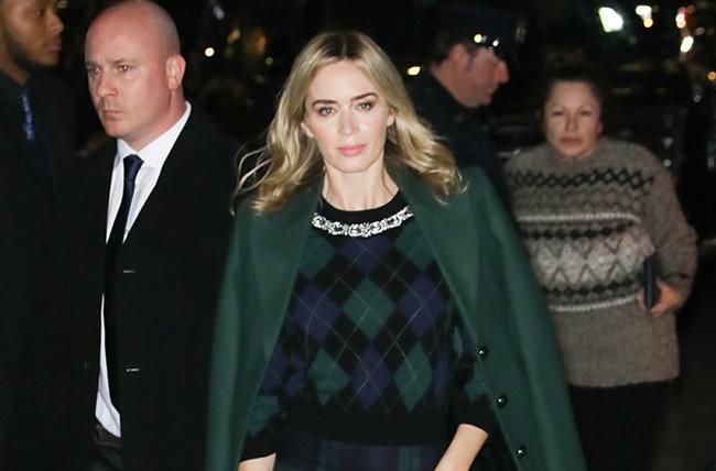 Emily Blunt, con jersey de rombos, a su llegada al programa "The Late Show with Stephen Cohen"