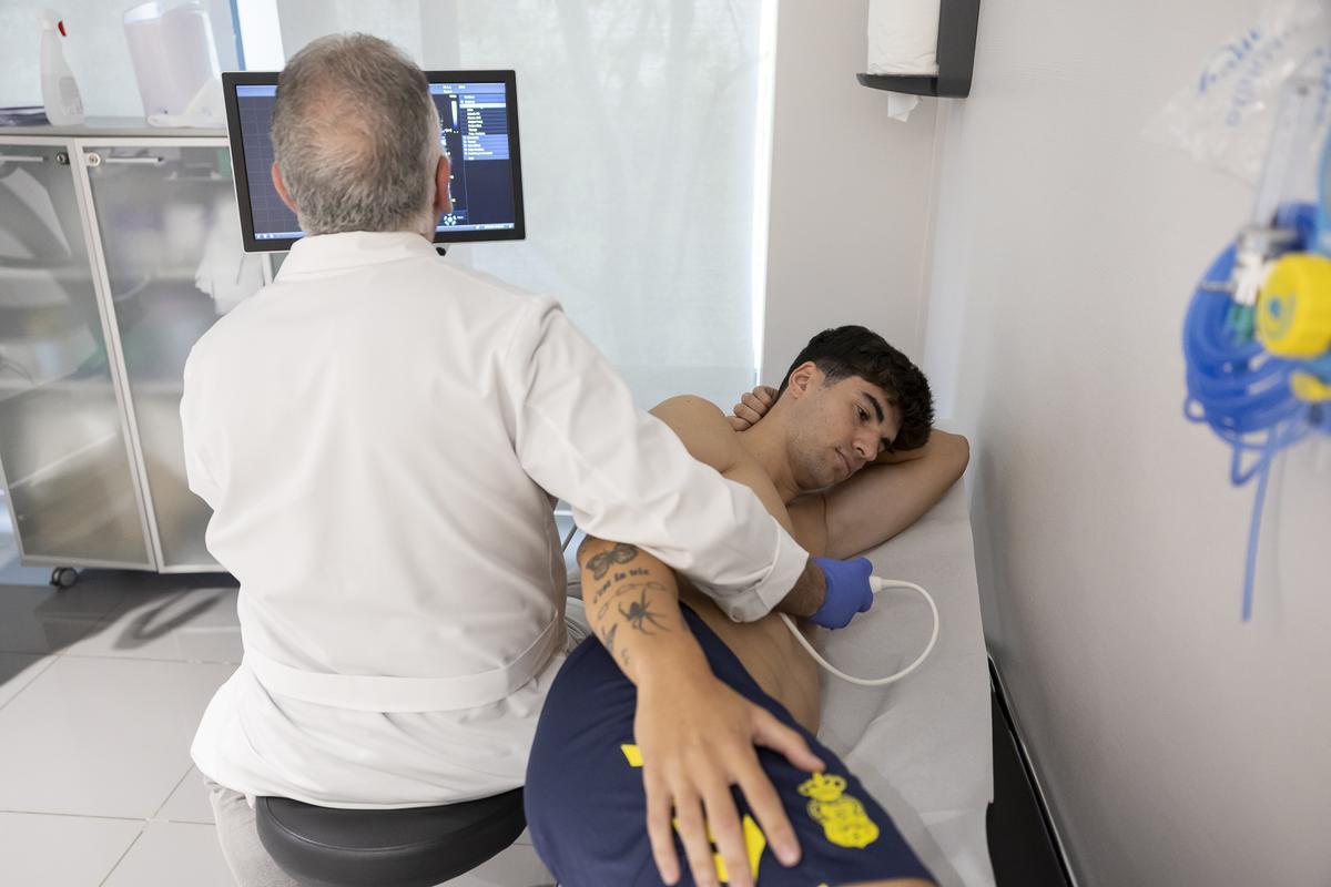 Reconocimiento médico de jugadores de la UD Las Palmas en el Hospital Perpetuo Socorro