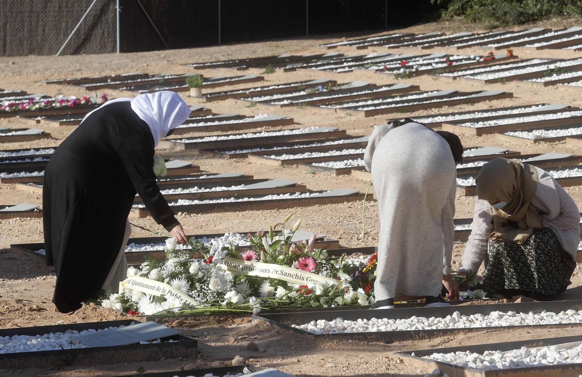 Entierro de Wafaa Sebbah en el cementerio Jardín Muslmán de València