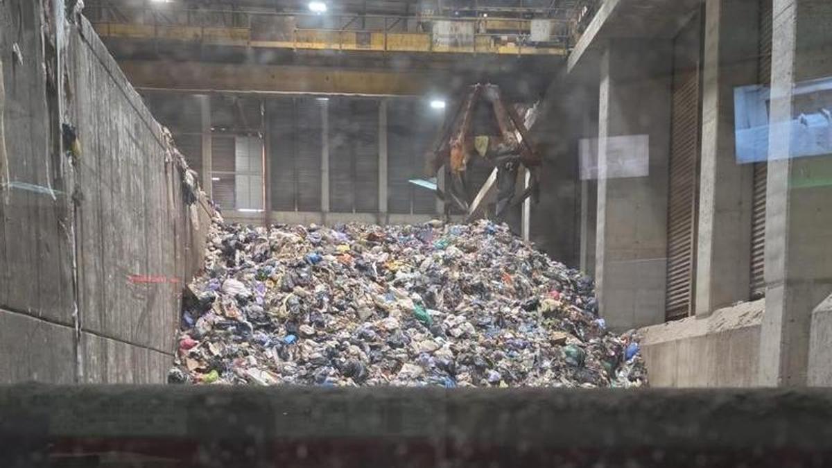 Interior de uno de los fosos de la planta incineradora de Tirme