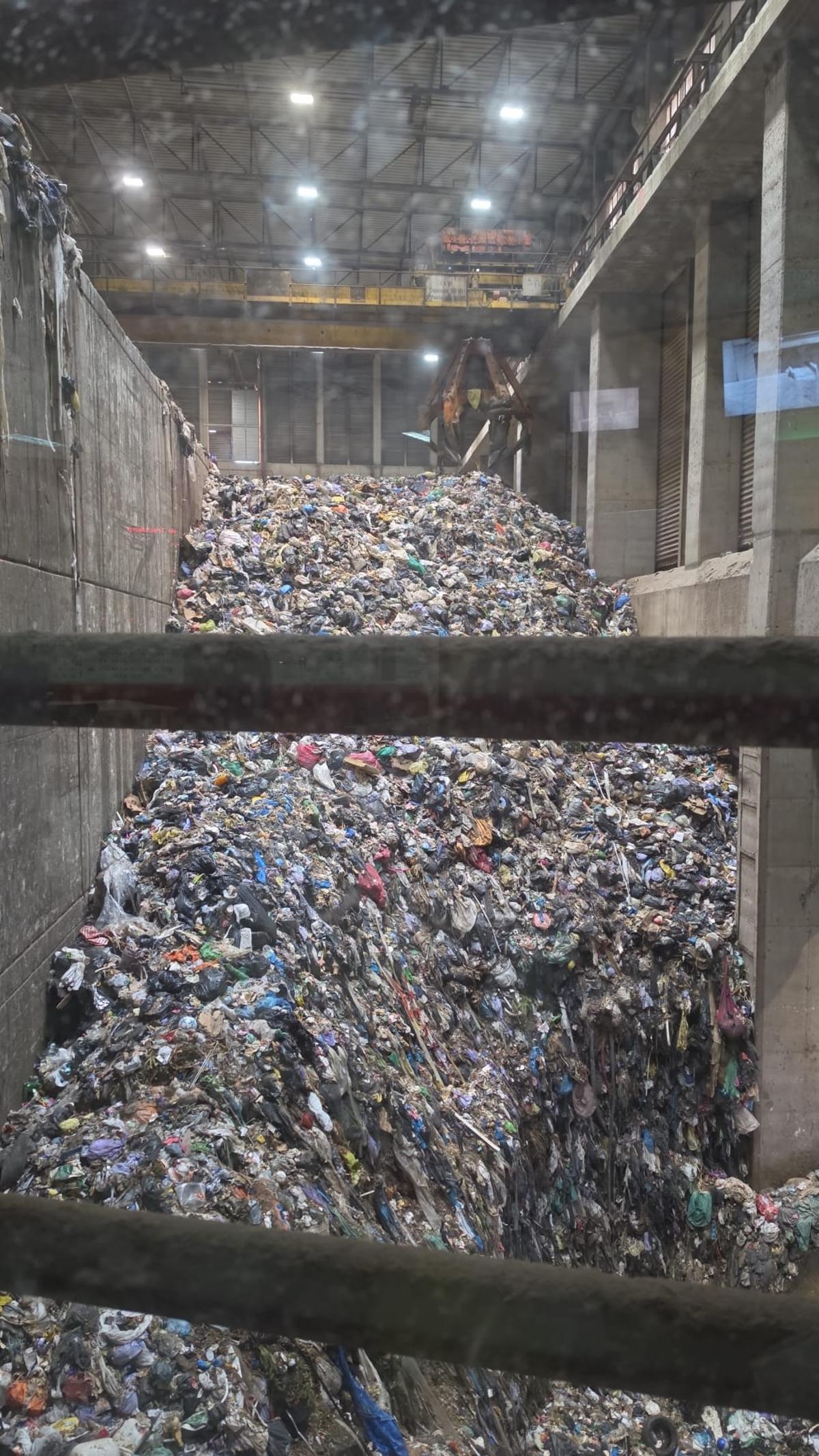 Interior de uno de los fosos de la planta incineradora de Tirme