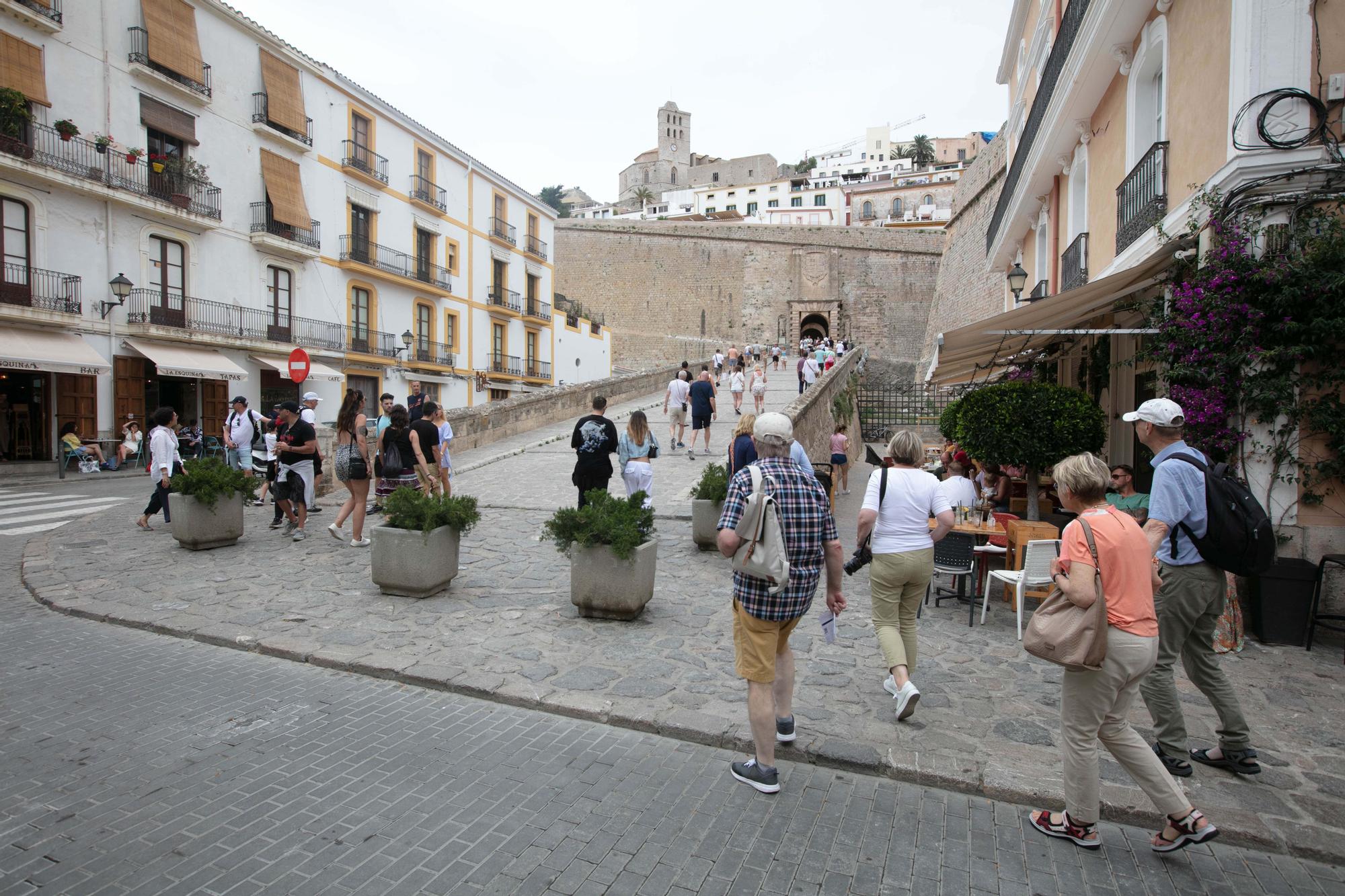 Galería de imágenes de la masificación de turistas en la ciudad de Ibiza a principios de junio