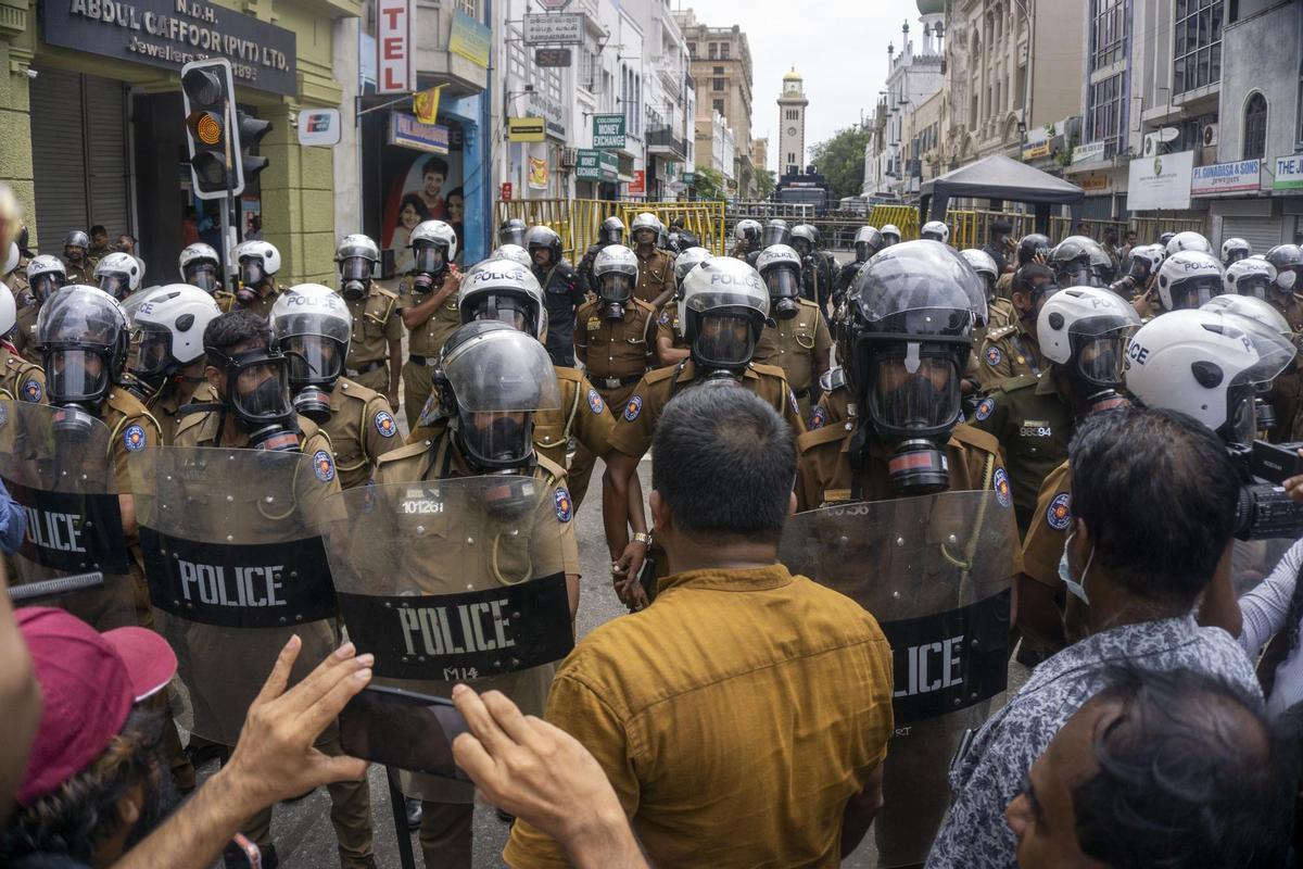 Las protestas en Sri Lanka por la crisis económica culminan en la dimisión del presidente