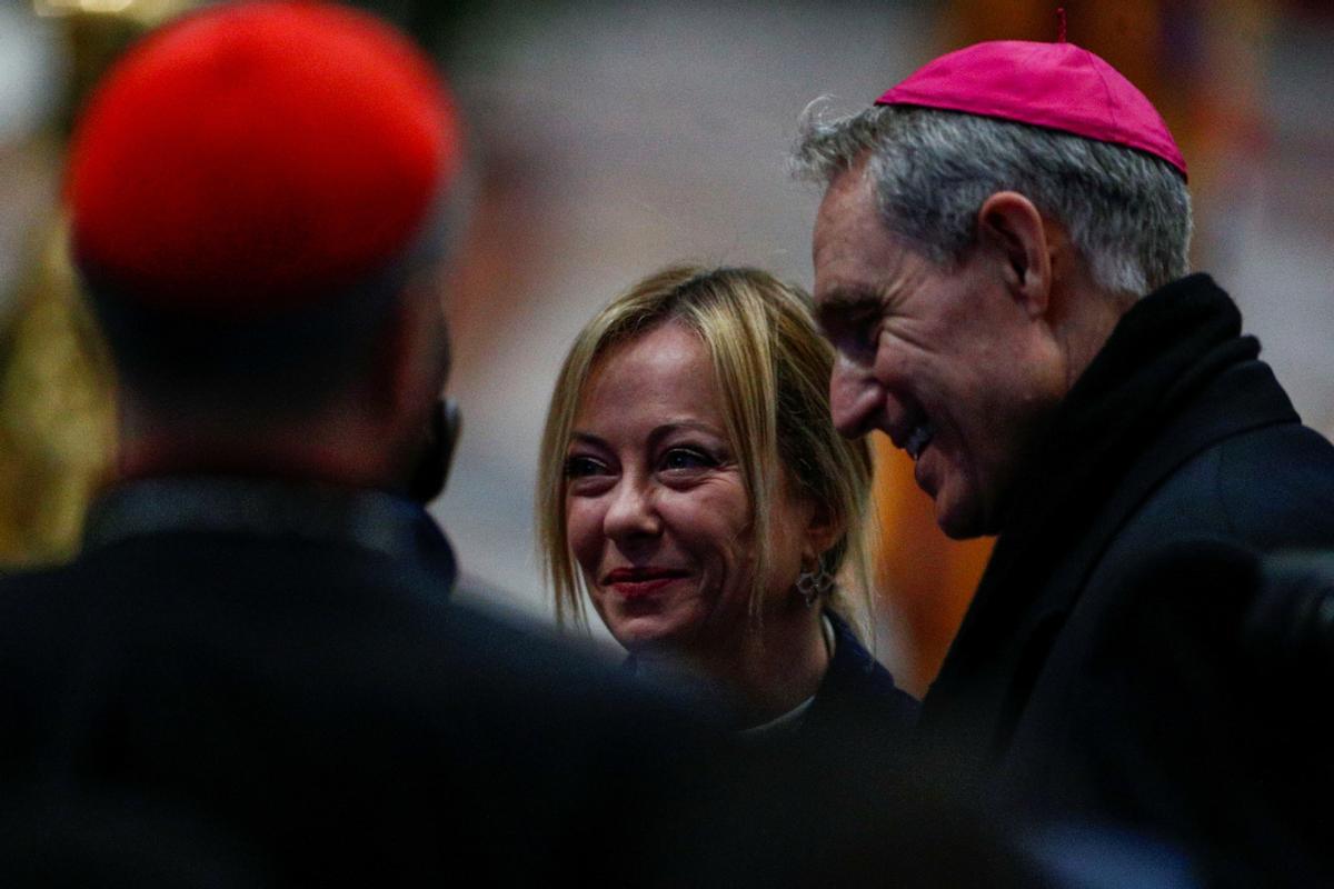 La primera ministra de Italia, Giorgia Meloni, rinde homenaje al ex Papa Benedicto en la Basílica de San Pedro en el Vaticano.