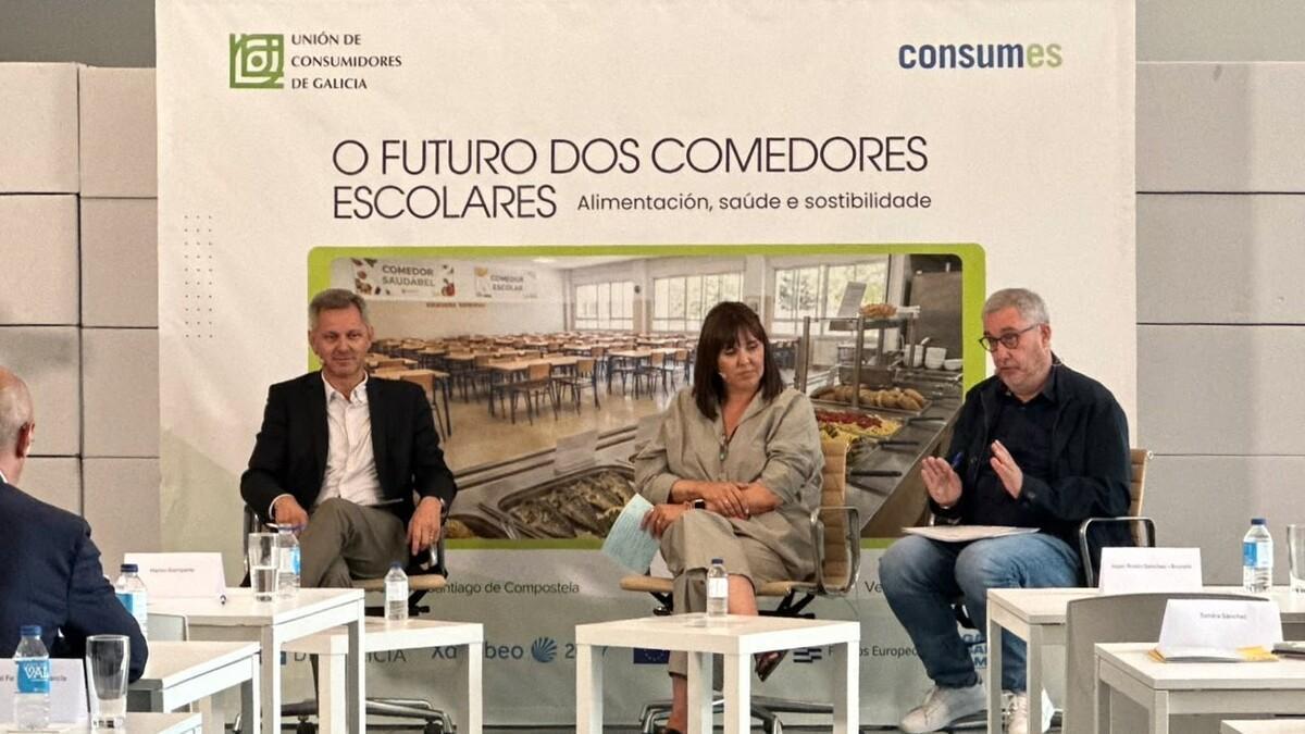 José Miñones, por la izquierda, con Sandra Sánchez y Blas García en el foro de comedores