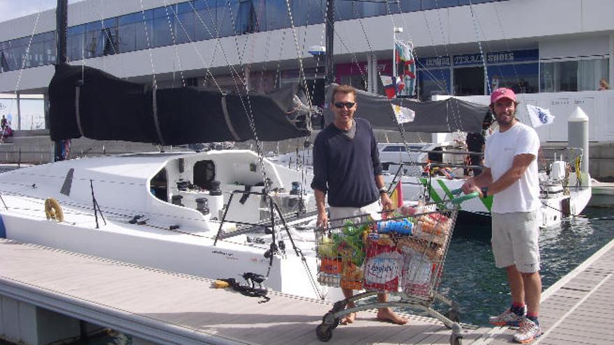 Gonzalo Botín y Carlos Ruigómez, ayer en Marina Lanzarote con los alimentos para la travesía en el &#039;Tales 2&#039;,