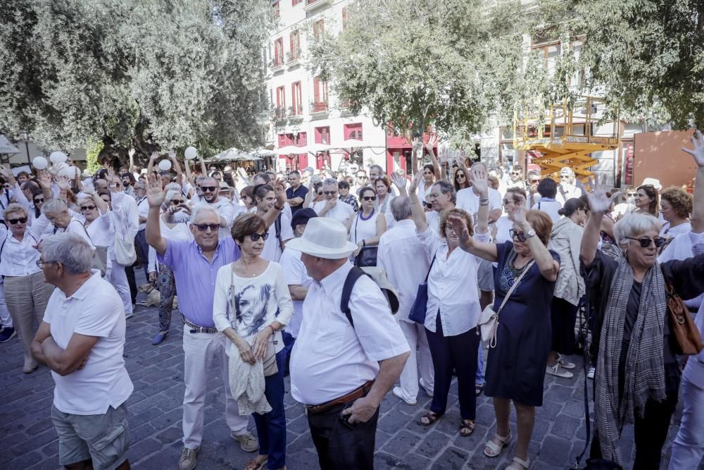 Mehrere hundert Personen haben sich am Samstagmittag (7.10.) vor dem Rathaus von Palma de Mallorca versammelt, um für Dialog zwischen Madrid und Barcelona zu plädieren. Ähnliche Kundgebungen fanden in ganz Spanien statt.