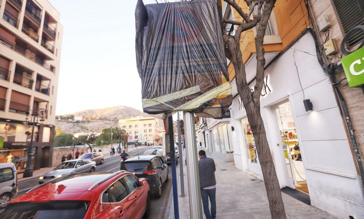 Cartel que indica el aparcamiento regulado, envuelto con una bolsa. | TONY SEVILLA