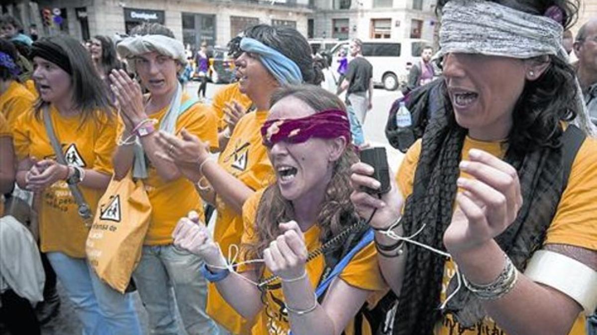 Protesta en la plaza de Sant Jaume contra los recortes practicados a las guarderías, en mayo del 2012.