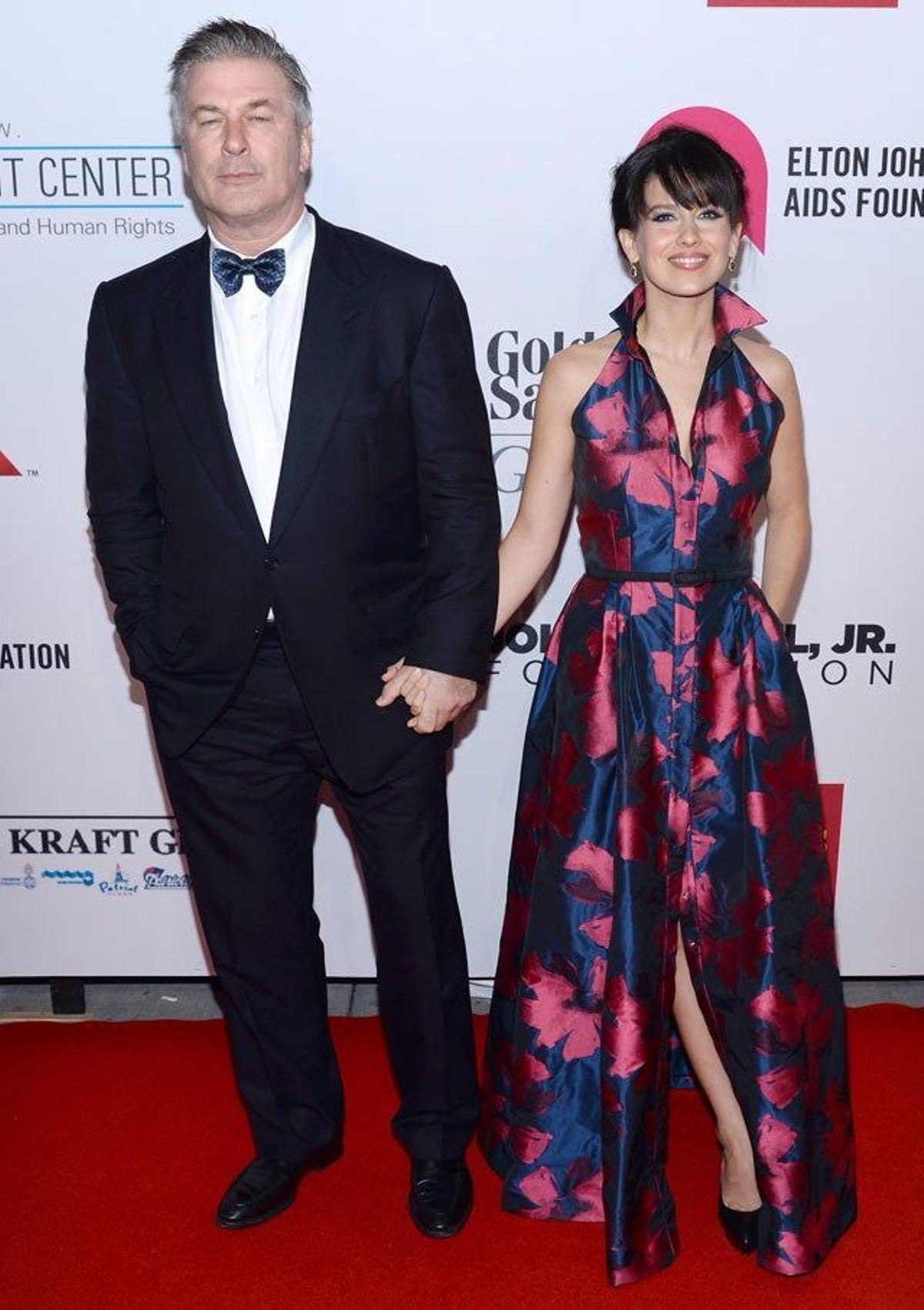 Alec e Hilaria Baldwin en la gala de la fundación de Elton John