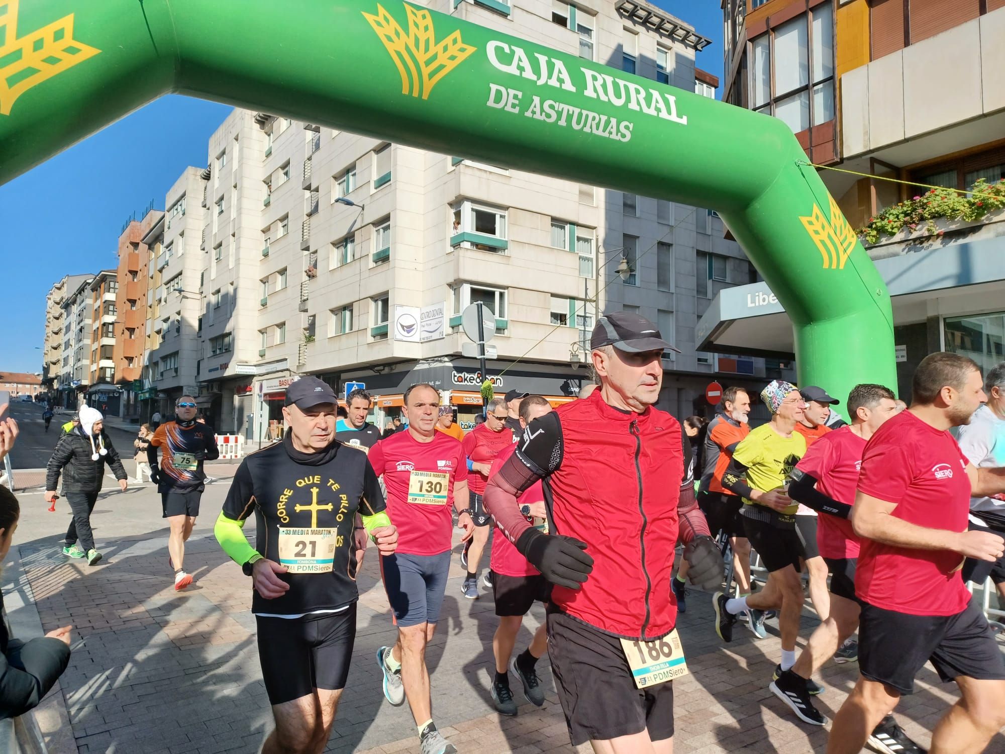 Todas las imágenes de la  XXXIII Media Maratón de Siero: así fue la gran prueba con salida en la Pola