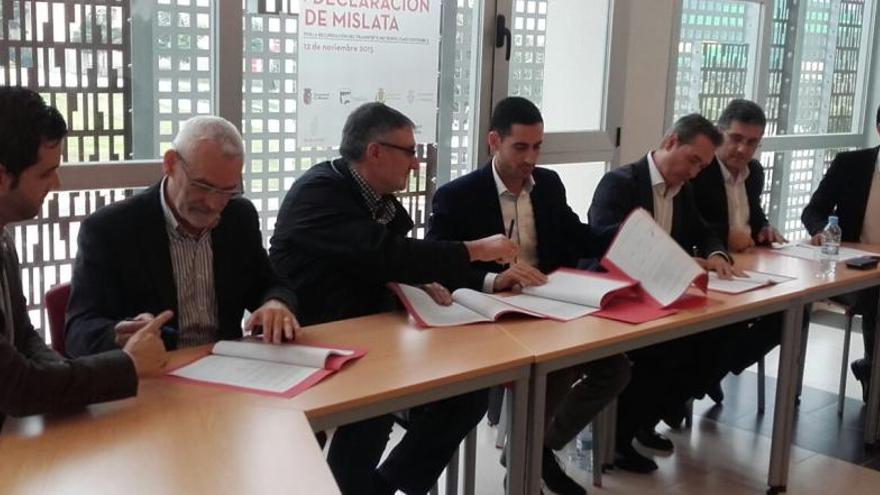 Los representantes municipales durante la firma del manifiesto.