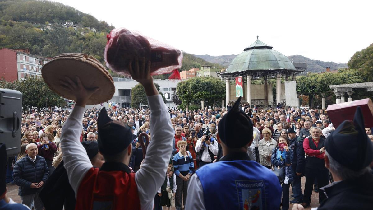 Asistentes a la fiesta de los Humanitarios, este martes.