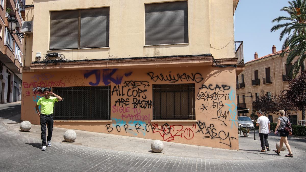 Otra perspectiva de la plaza de la Concepción con pintadas por doquier.