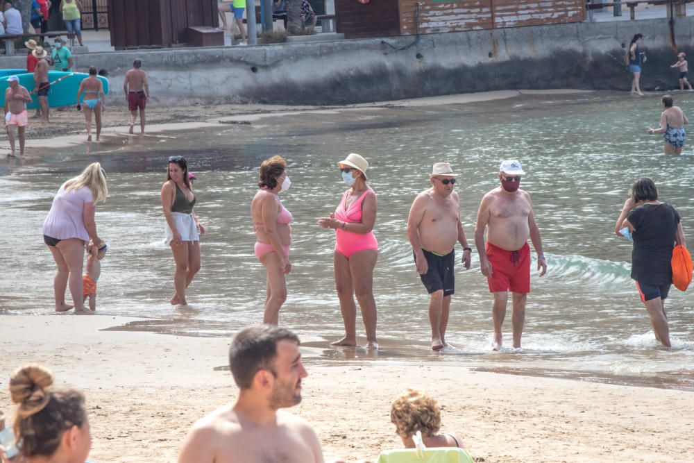 Primer día de baño autorizado en las playas de Torrevieja con arena parcelada y controles de acceso