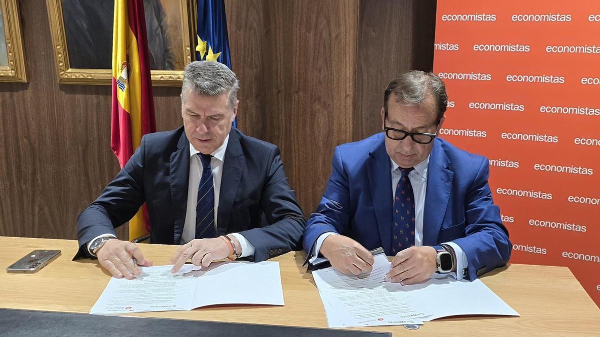 El presidente del Consejo General de Economistas de España, Miguel Ángel Vázquez Taín (a la izquierda), y el director de Relaciones Institucionales de Cajasiete, José Manuel Garrido García (a la derecha).