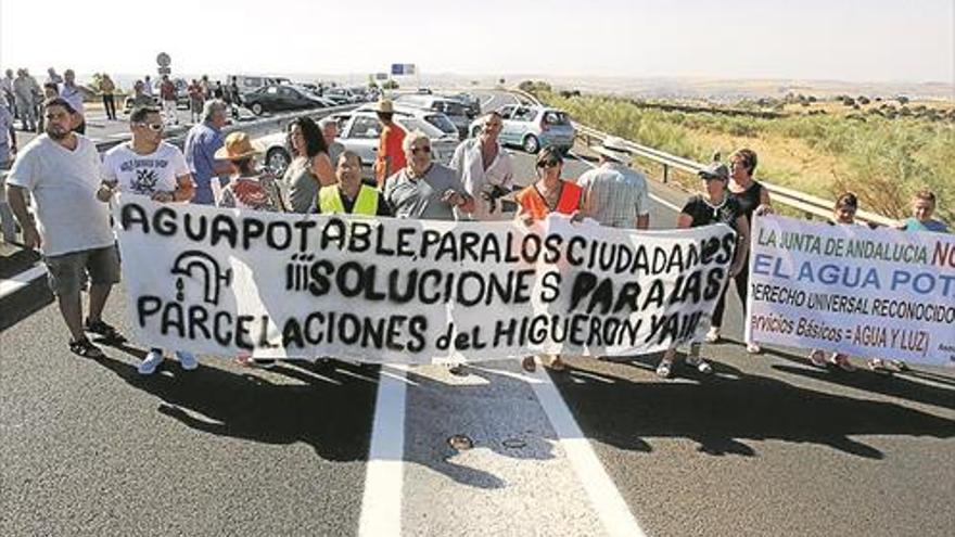 Los parcelistas cortan dos carreteras para exigir agua