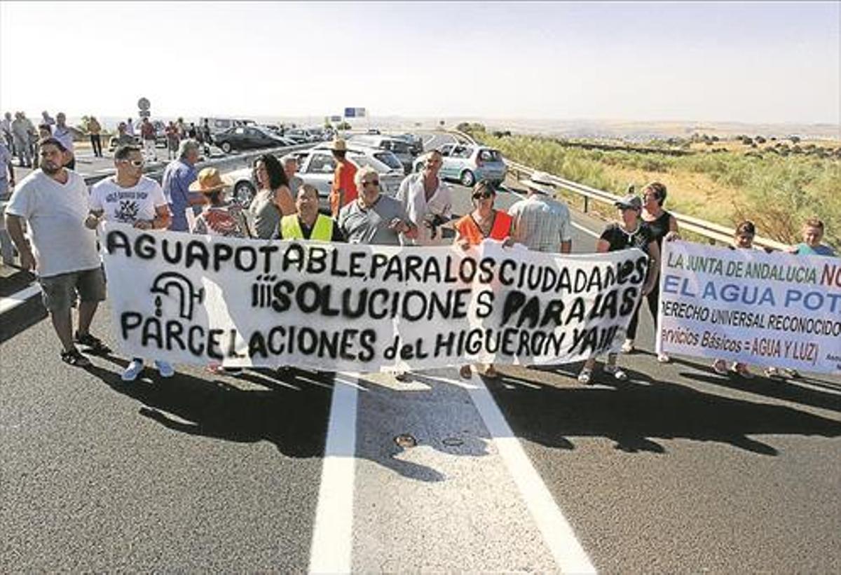 Los parcelistas cortan dos carreteras para exigir agua