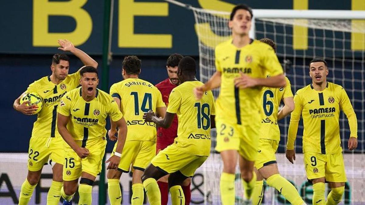 Los jugadores del Villarreal CF celebran el gol con el que Santi Comseña empató momentáneamente el derbi