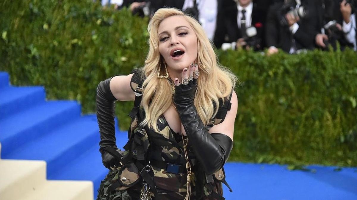 Madonna se divierte con su novio en el Barrio Alto de Lisboa