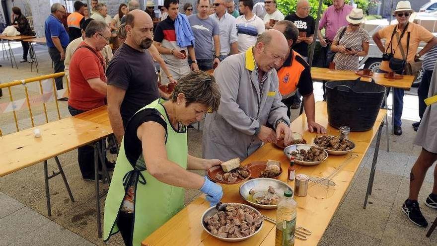 Asistentes a la pasada edición de la Festa do Becerro Leitón. // Javier Lalín