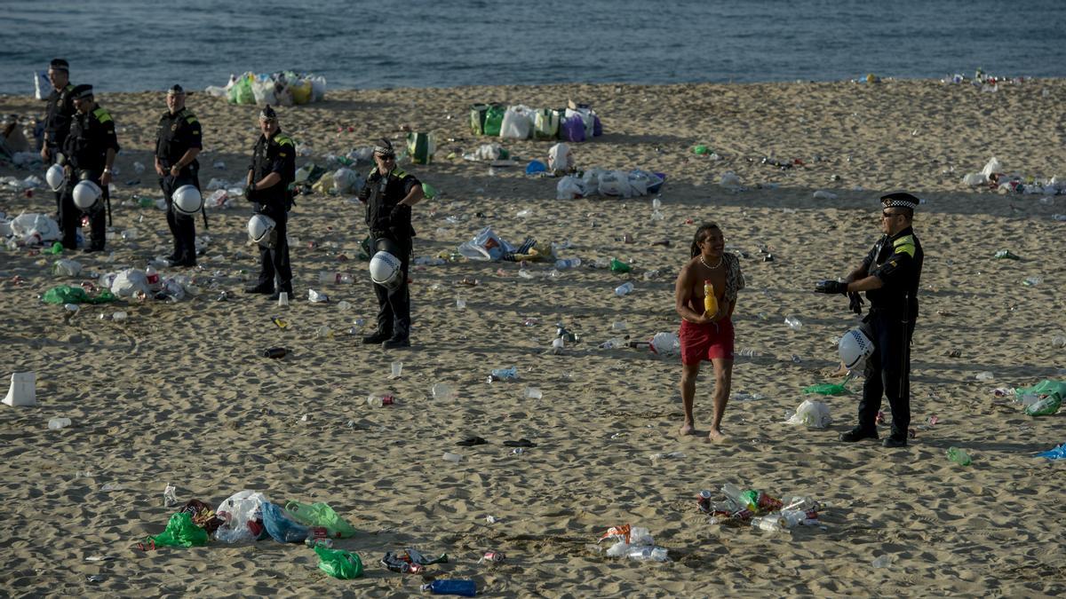 Desalojo y  limpieza de la playa de Nova Icaria tras la verbena de Sant Joan