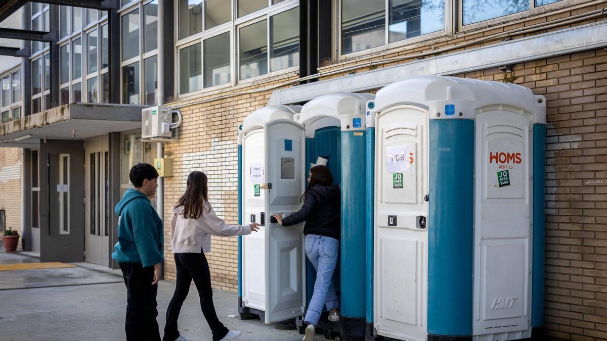 Más de diez días sin agua ni baños en un instituto de Barcelona tras una grave inundación fecal
