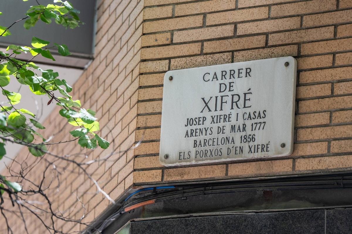 La placa de la calle de Xifré, en la que se detallan de de forma incimpleta los méritos del homenajeado.