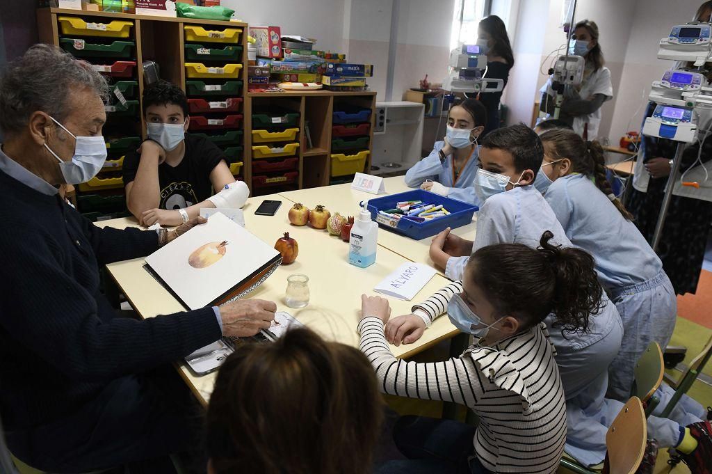 Pedro Cano lleva la pintura a Oncología Infantil de la Arrixaca