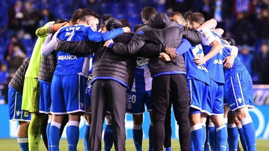 Los futbolistas del Deportivo forman una piña tras la victoria del sábado frente al Málaga.