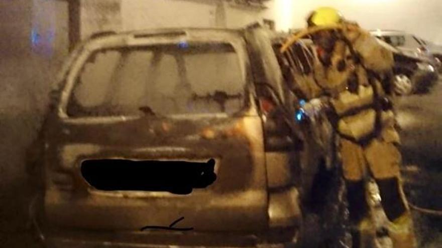 Arde un nuevo coche de madrugada en el Puerto de Xàbia y sigue la oleada de vehículos calcinados