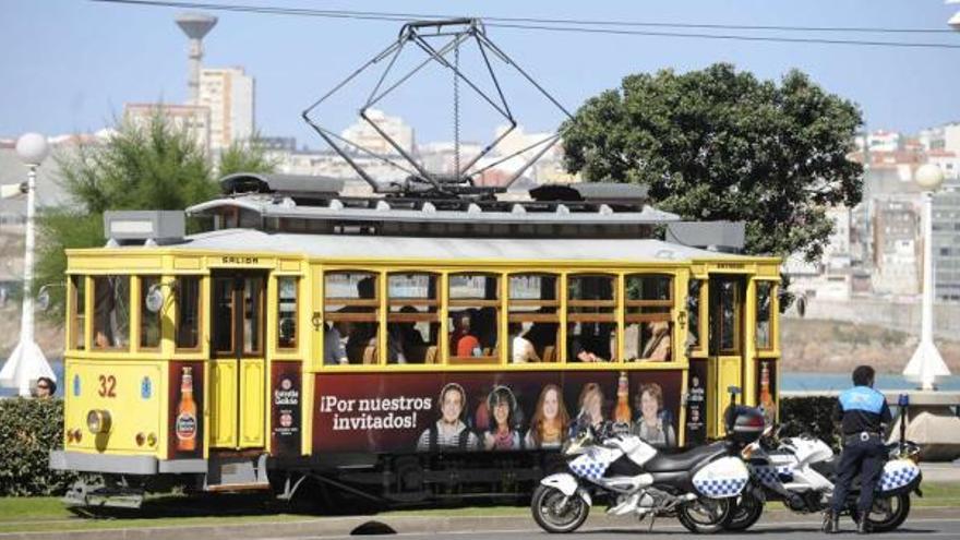 Un tranvía circula por el paseo marítimo. / carlos pardellas