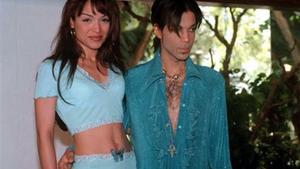 Prince, que en aquel momento se hacía llamar ’The Artist’ en Marbella con Mayte García, en el año 1998.